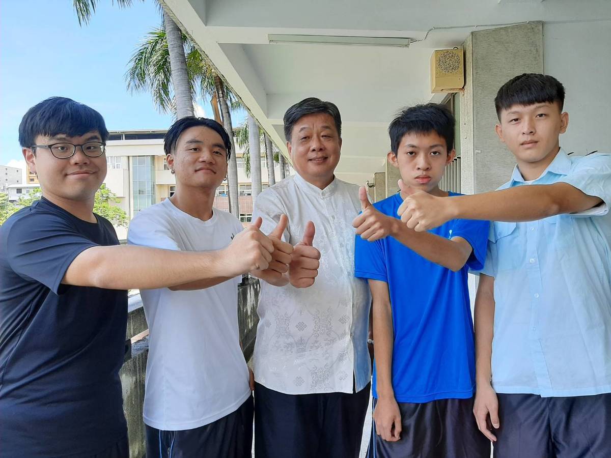 中一中翁翊寧（右）、李承祐（右二）、賴柏瑄（左二）、周承軒（左）與校長陳木柱（中）合影。