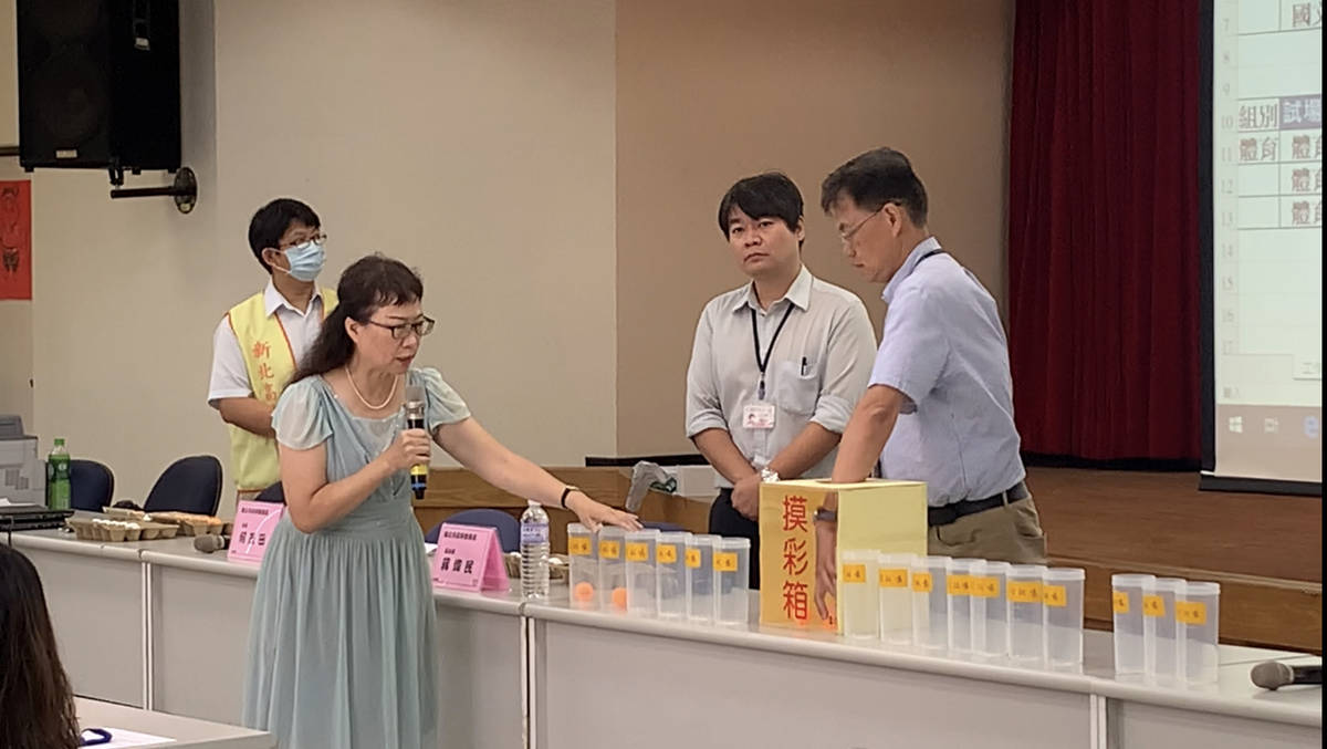 新北市高中職教甄複試蔣副局長抽籤。