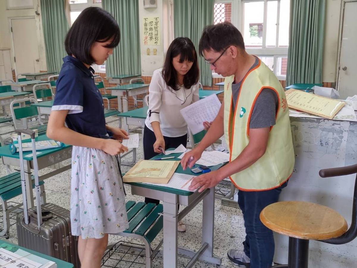 新北市高中職教甄複試考生準備室，考生於準備室準備情形。