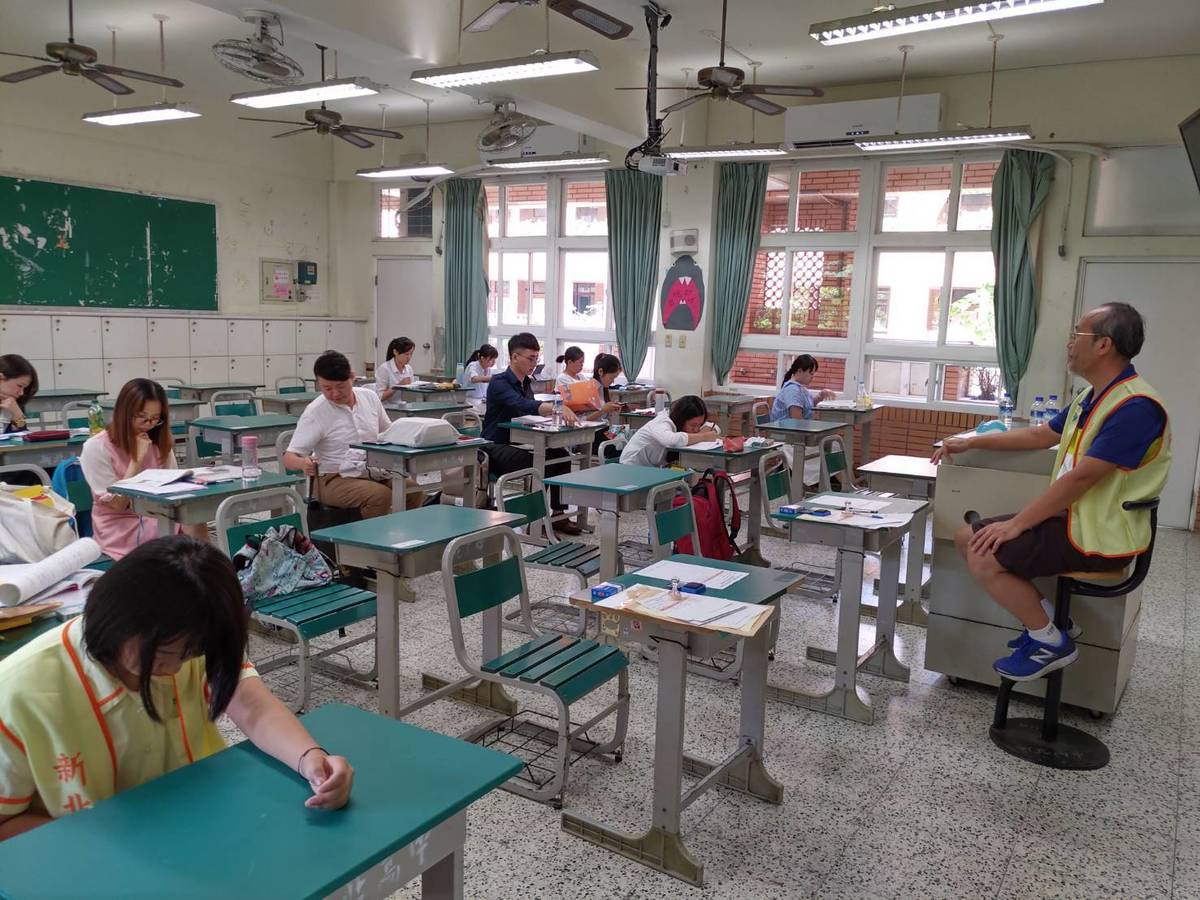 新北市高中職教甄複試，考生於準備室準備情形。