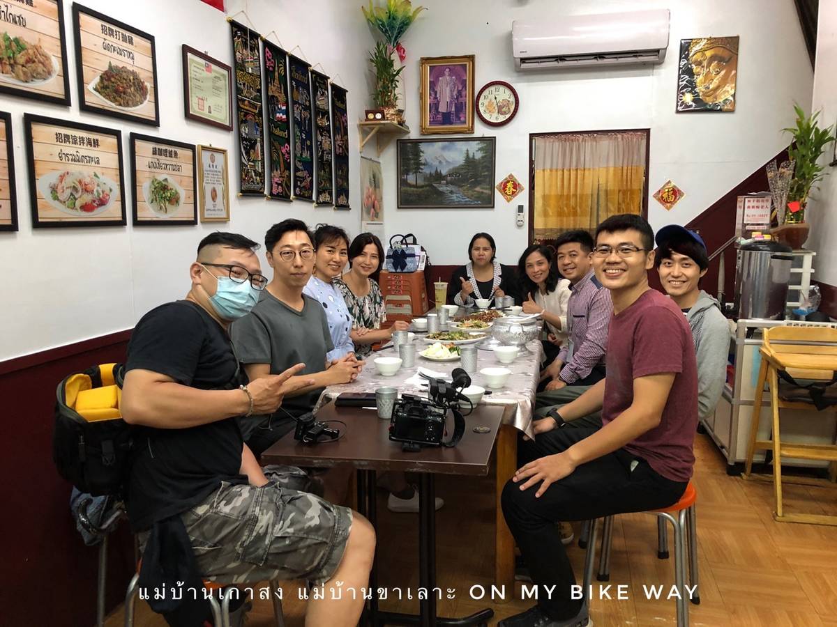 錄音前享用美味泰國菜