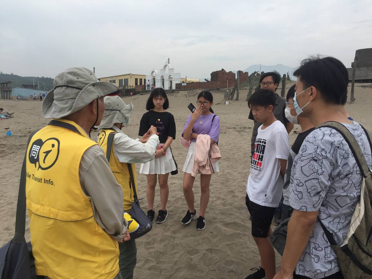 老梅國小的孩子仔細聆聽綠石槽社區巡守志工的說明。