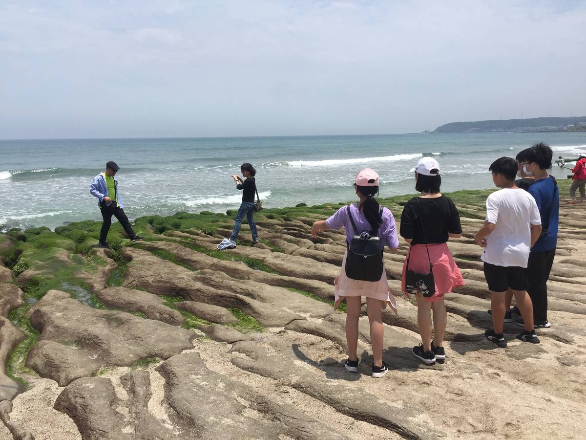 老梅巡守小尖兵勸導遊客勿踩踏綠石槽。