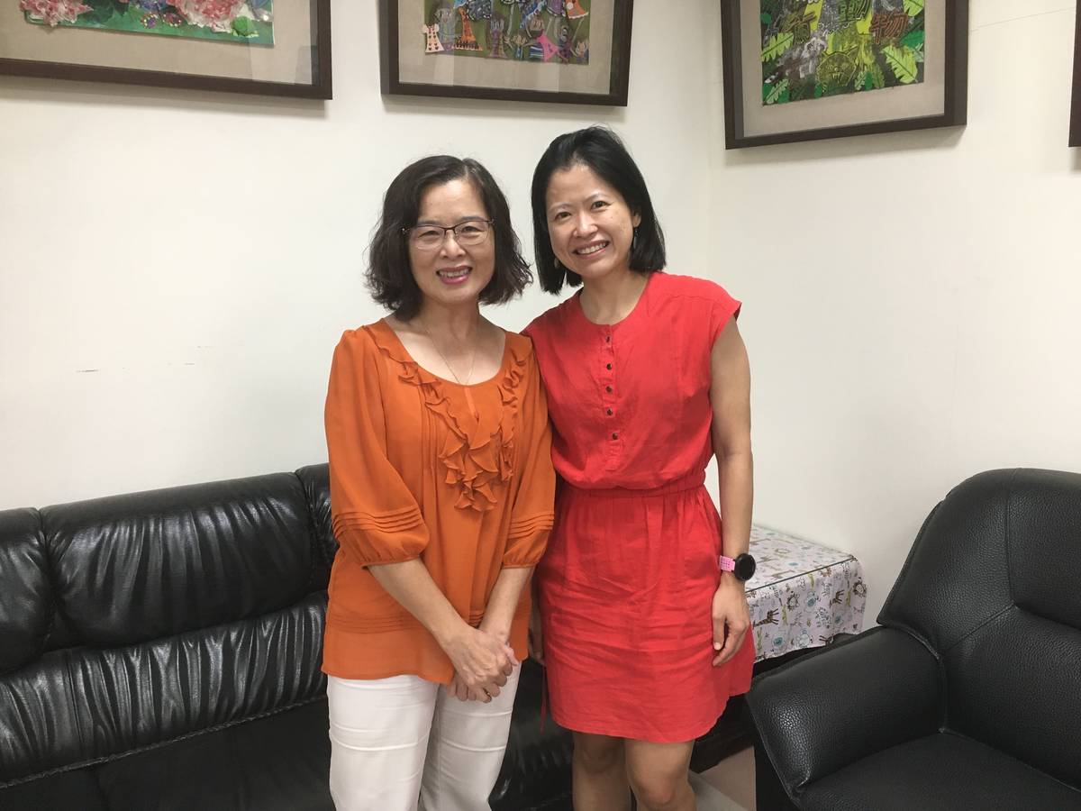 新北市沙崙國小校長林惠珍(圖中左)，是新北市公開授課地方輔導群的召集人，定期到新北各校進行公開授課輔導訪視，給予第一線教師所需的資源以及相應的教學指引。新北市重陽國小的劉瑞文老師(圖中右)，現為新北國教輔導團國小社會領域專輔，藉由跨校組成的教師社群，提升專業領域知能，將創新教學策略帶回服務學校。