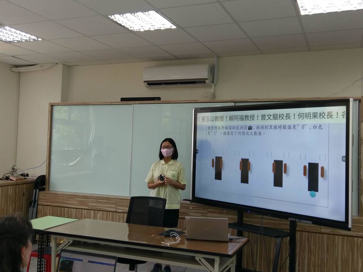 新興國中王嘉瑜同學認為在自造課程中更能深入理解程式設計