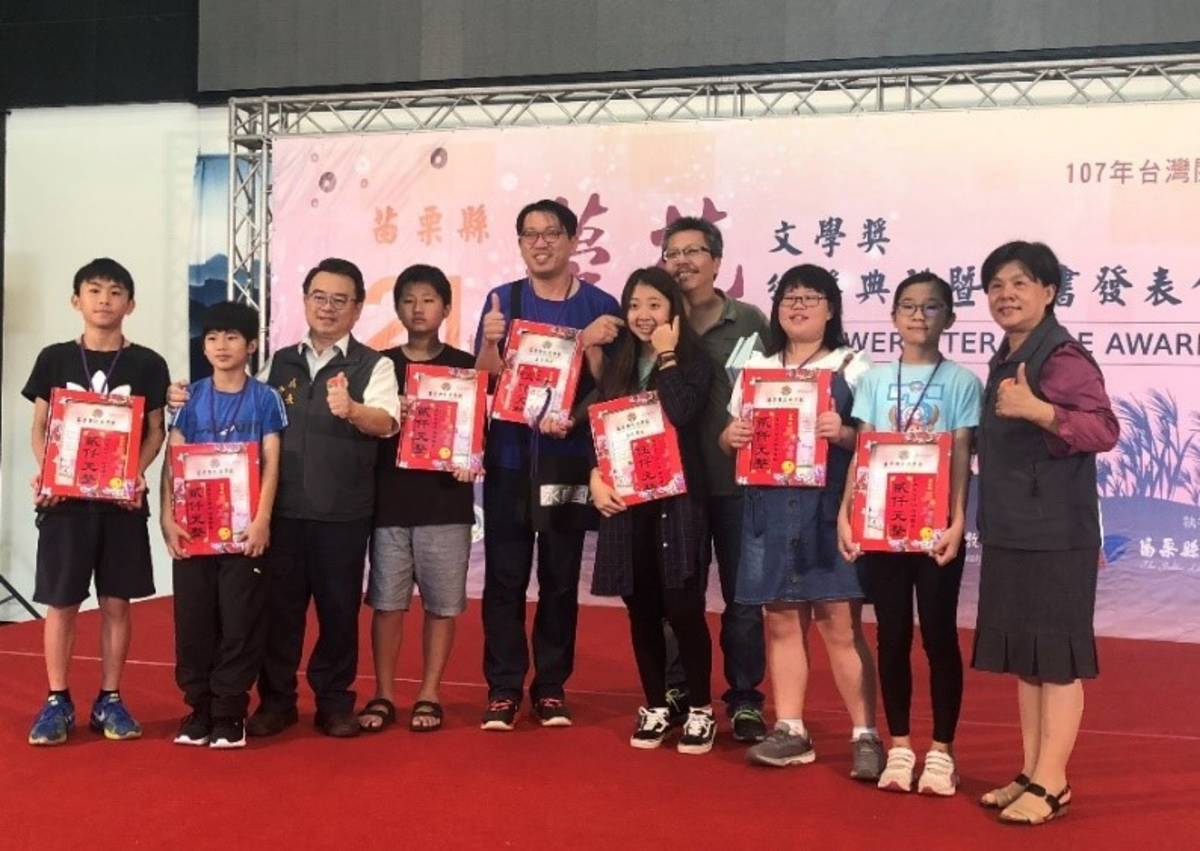 彭仁星老師（左五）帶領孩子寫童詩，並獲得獎金鼓勵。