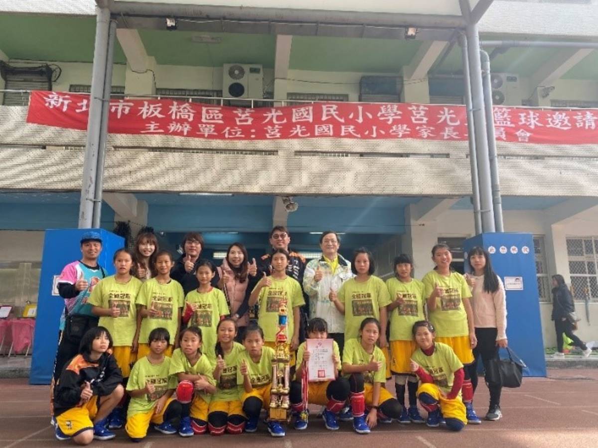 語教系畢業的彭仁星（後排中間黑者），卻自願擔任起籃球與排球校隊教練，幫助學生從體育競賽中建立自信。