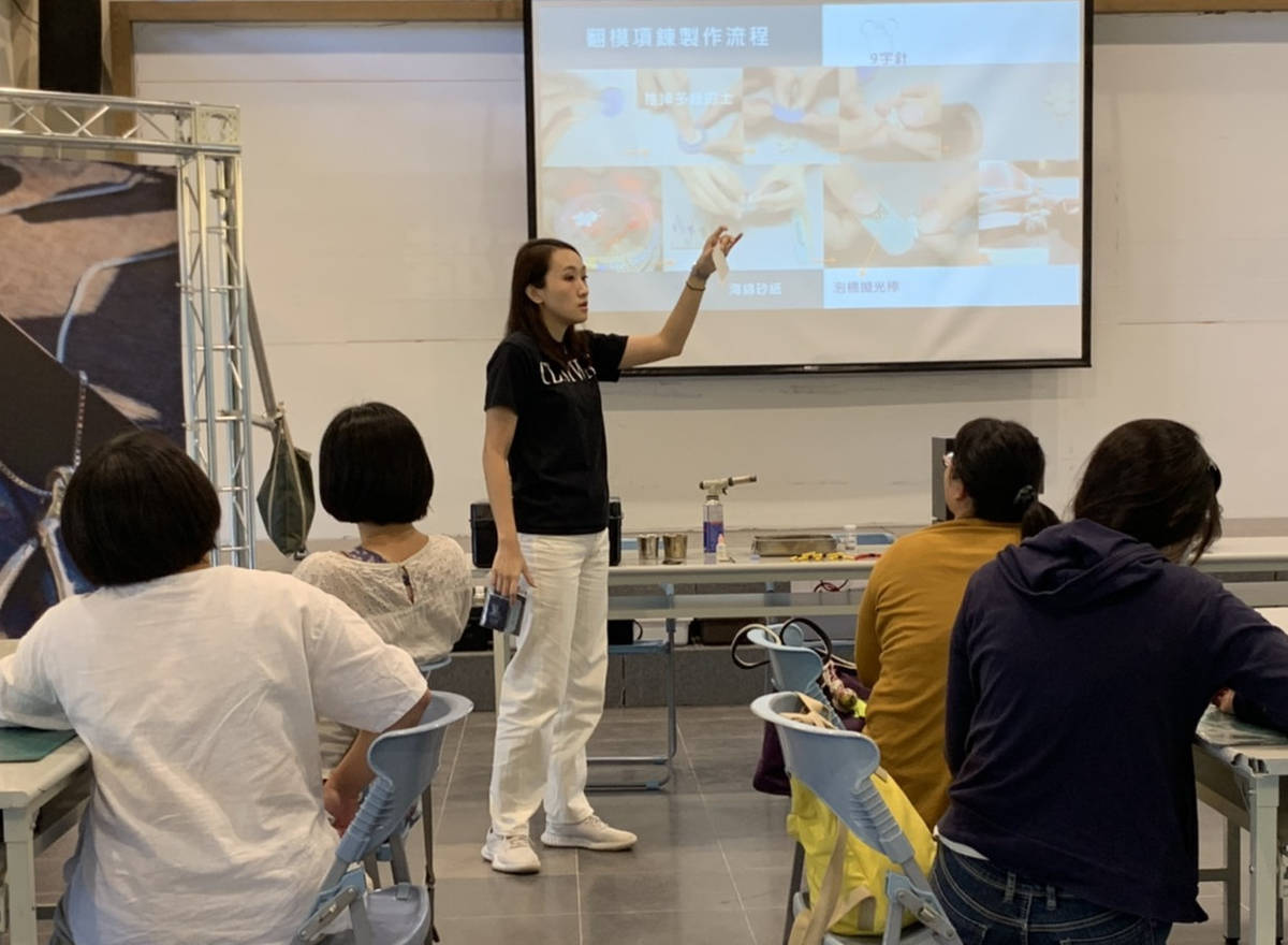 臺東美術館藝術教育推廣活動，帶領參與者體驗「金工銀飾課程」。