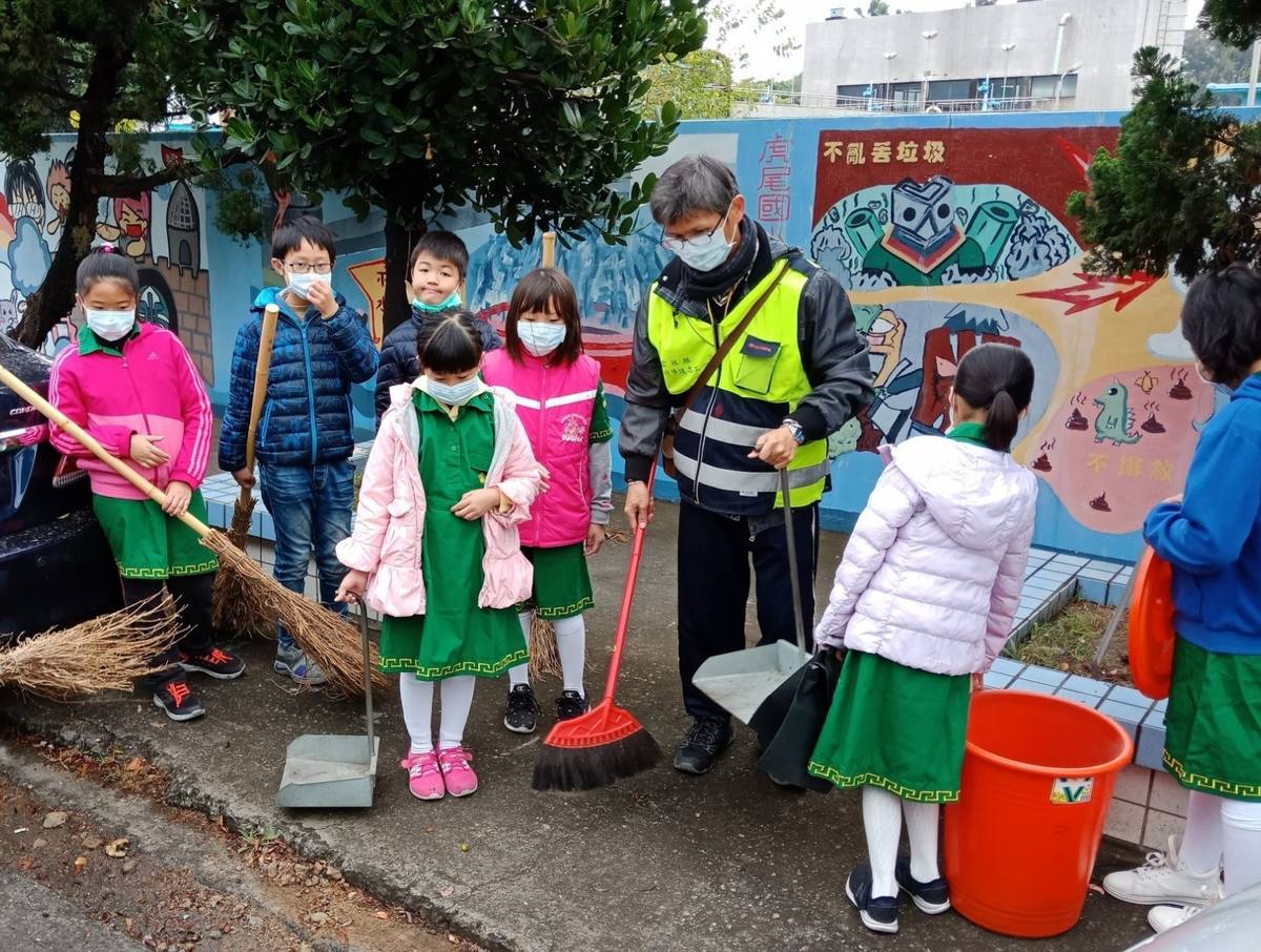 虎尾國小學生離開校園到社區協助打掃(圖片來源：虎尾國小)