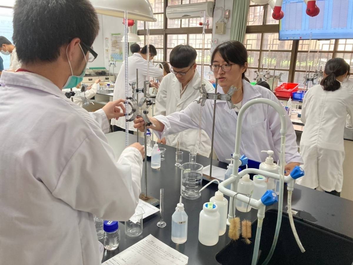 三重高中「自然科學社：水質硬度檢測與科學數據探究」教授觀課議課。