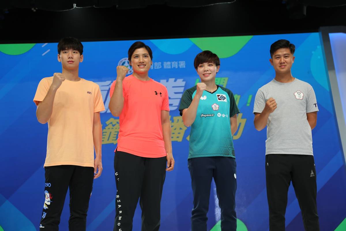 參與動滋券抽籤之奧運國手由左至右游泳王冠閎、拳擊陳念琴、桌球鄭怡靜、射擊呂紹全。