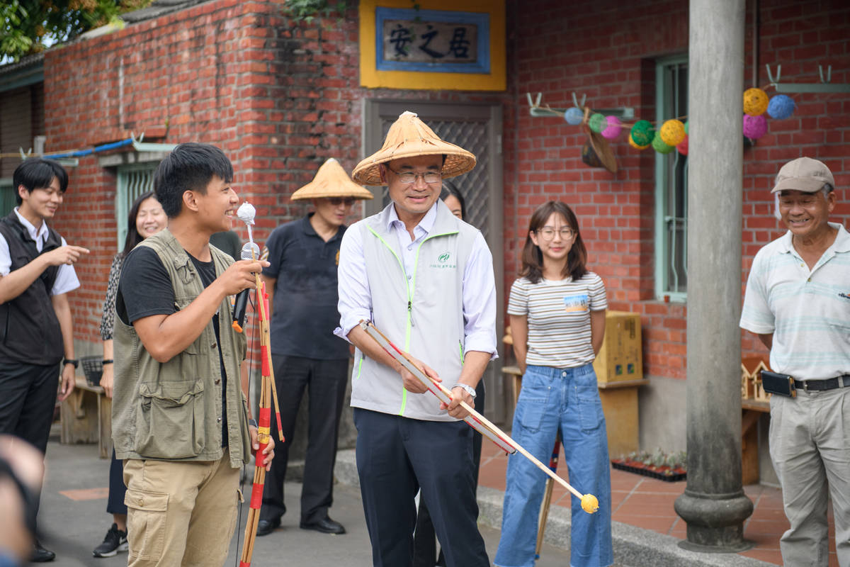 大有社區的駐村學生設計射箭活動與主委互動體驗。(農委會提供)