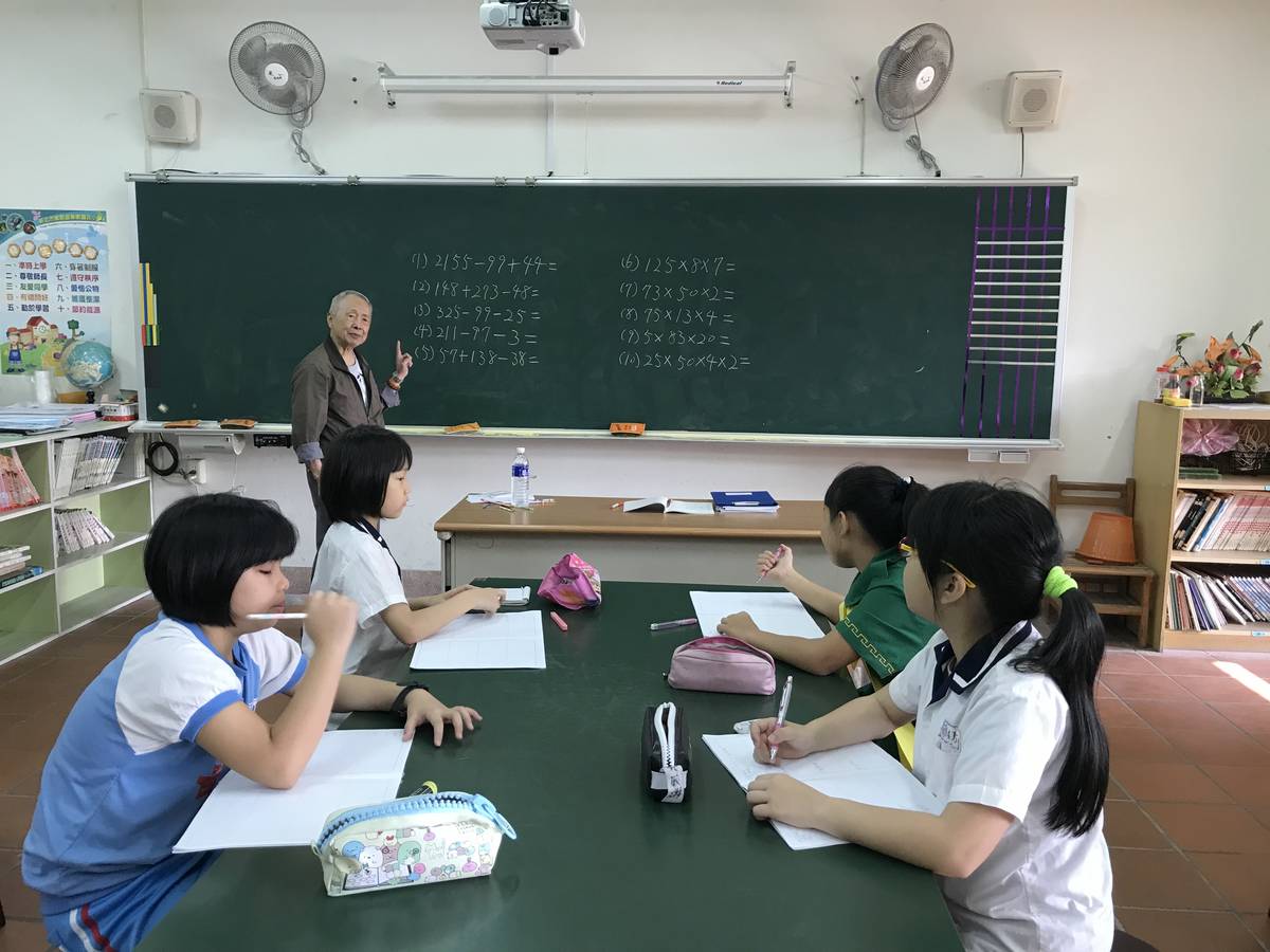 李煥昭老師進行學習弱勢扶助教學。