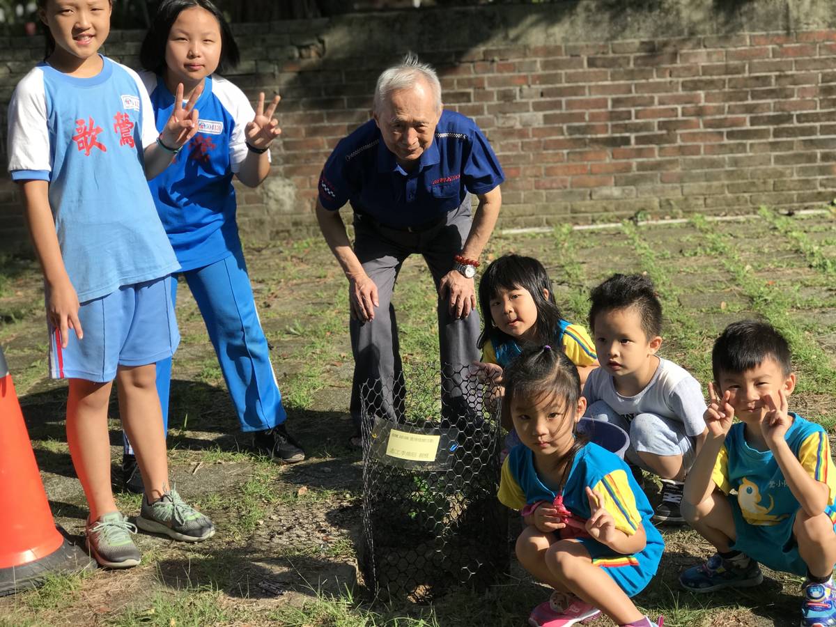 李煥昭老師奉獻教育志業長達60年獲教育奉獻獎。