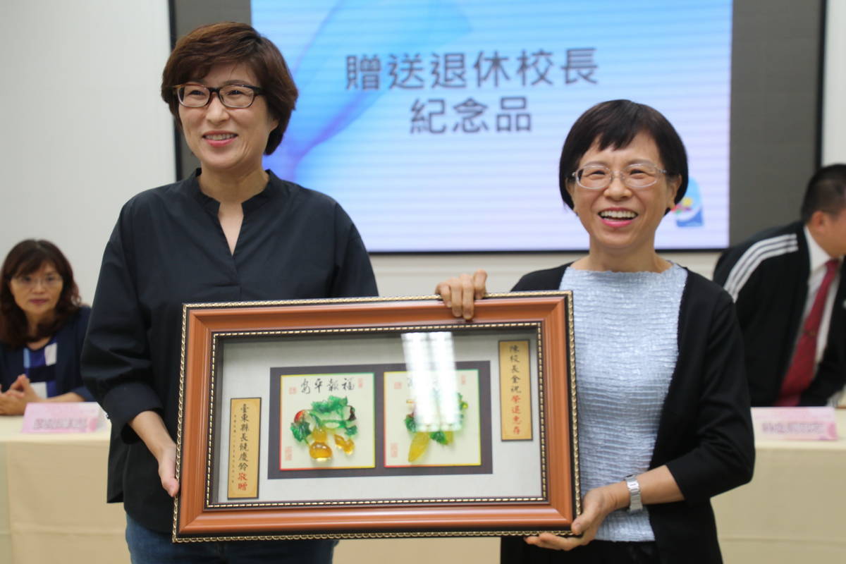 初鹿國小退休校長陳金祝(右)獲臺東縣長饒慶鈴(左)頒贈紀念匾額。