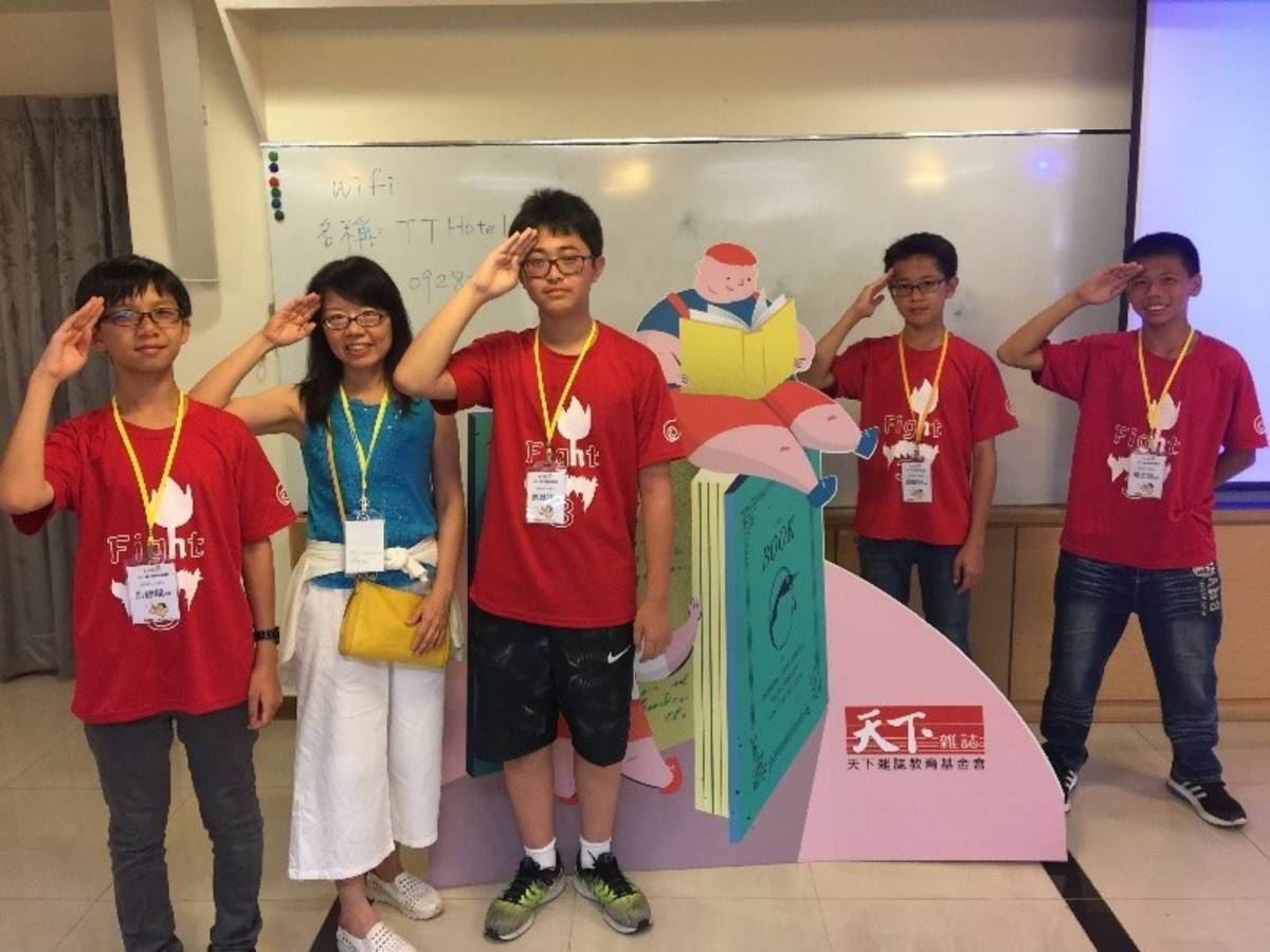 透過朗讀，邱凱琳老師（左二）讓孩子們找到自信與目標