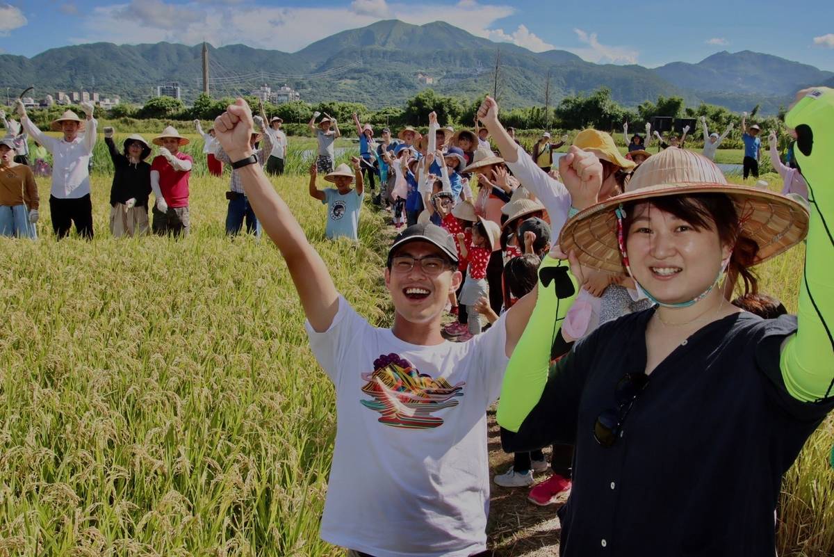 金山區區長廖武輝、教育局幼教科長廖曼雲，參加金美國小附幼感恩收稻季，與家長、學生、教師一起歡呼。