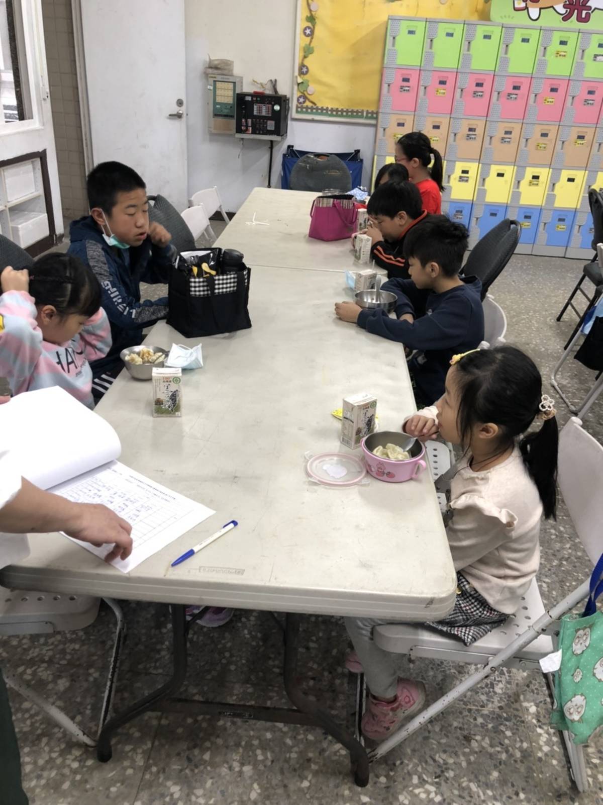 晴光廚房是由志工、廚工阿姨與午餐秘書用心製作餐點，並在學務處旁的教室設置溫馨又溫暖像家一樣的用餐環境。