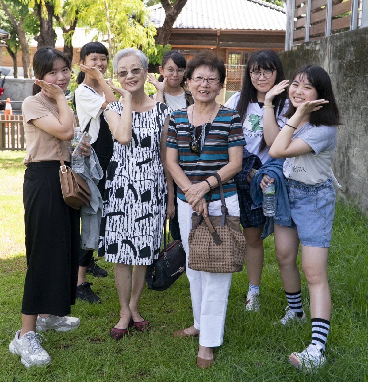 東女校友管美綾(左三)開心的參與活動，並且留下老中青三代合影。