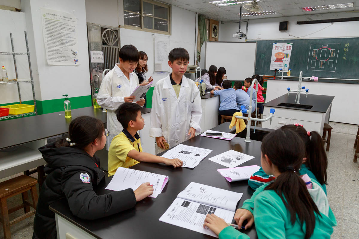 永和中小實驗大學問營隊跨學制交流共學。