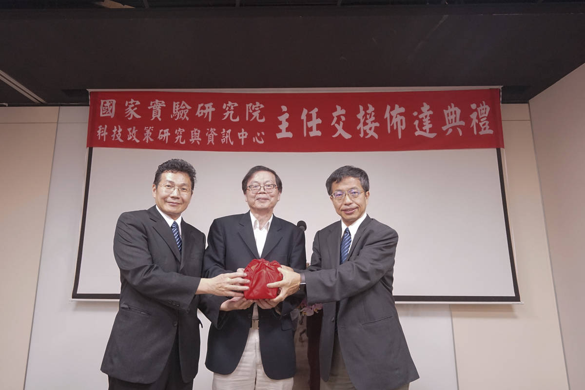 在國研院吳光鐘院長見證下，林博文主任(左)從莊裕澤主任(右)手中接過印信