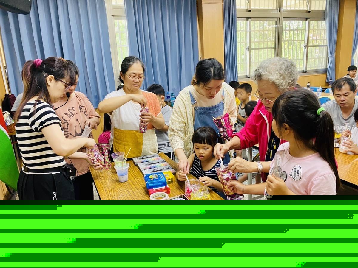 臺東縣家庭教育中心與臺東救國團共同辦理「代代學無涯－創意感恩卡片DIY」活動，邀請40位國小學生及祖父母與家人一同彩繪祖孫情。