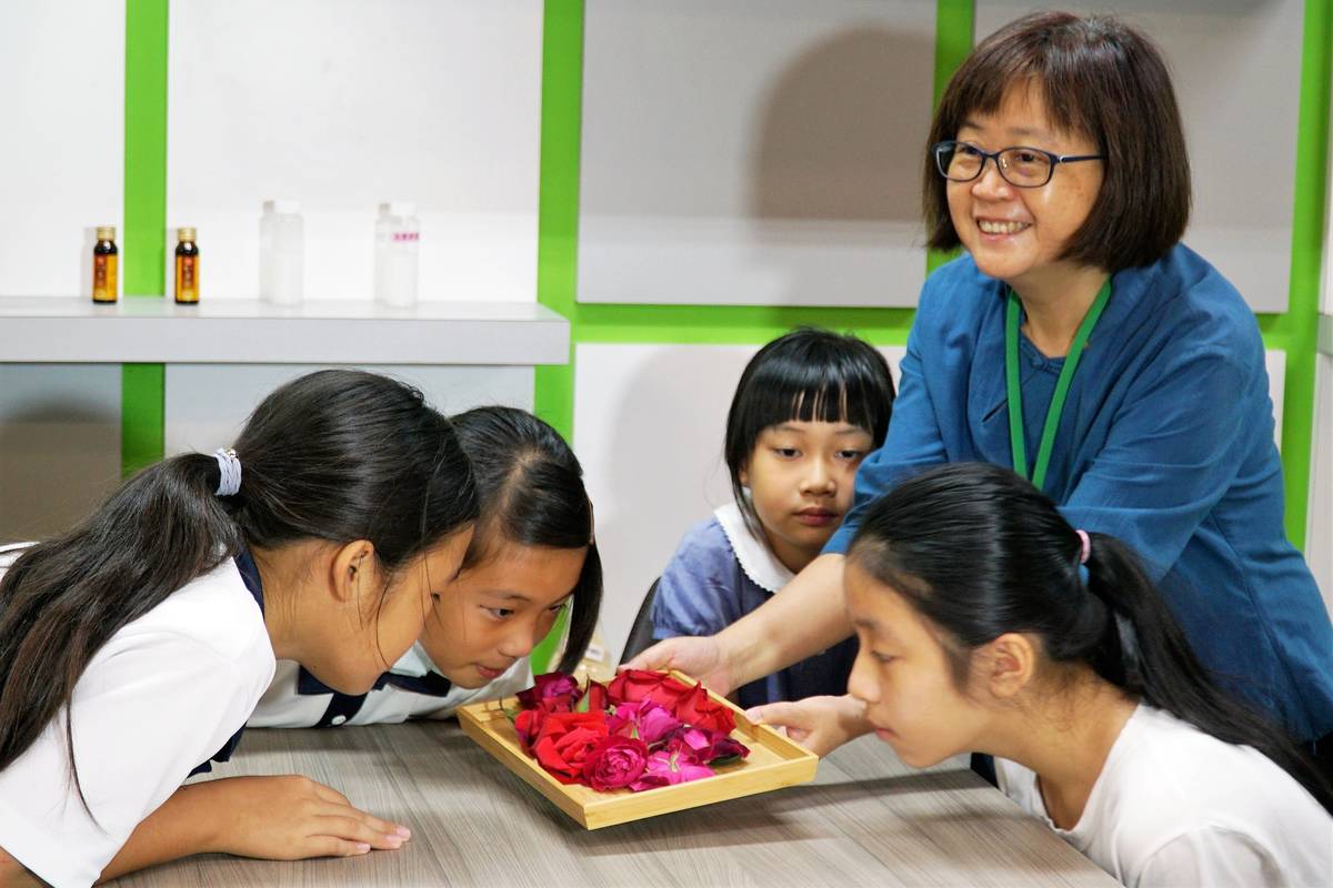 大葉大學林芳儀教授讓豐崙國小學生聞玫瑰花香(圖片來源：大葉大學)