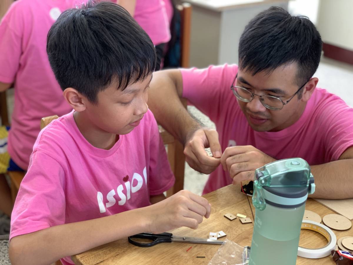 大學生們會善用遊戲室教學，孩子們都很開心。