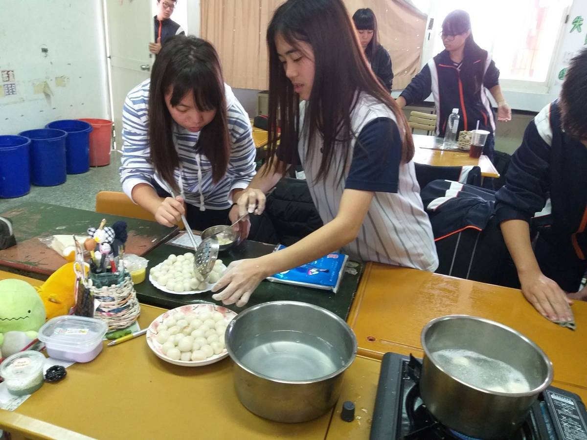 許倪菁老師帶領學生手作冬至湯圓