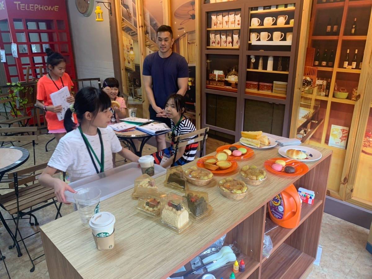 大湖國小英語夏令營讓學生體驗當咖啡店老闆