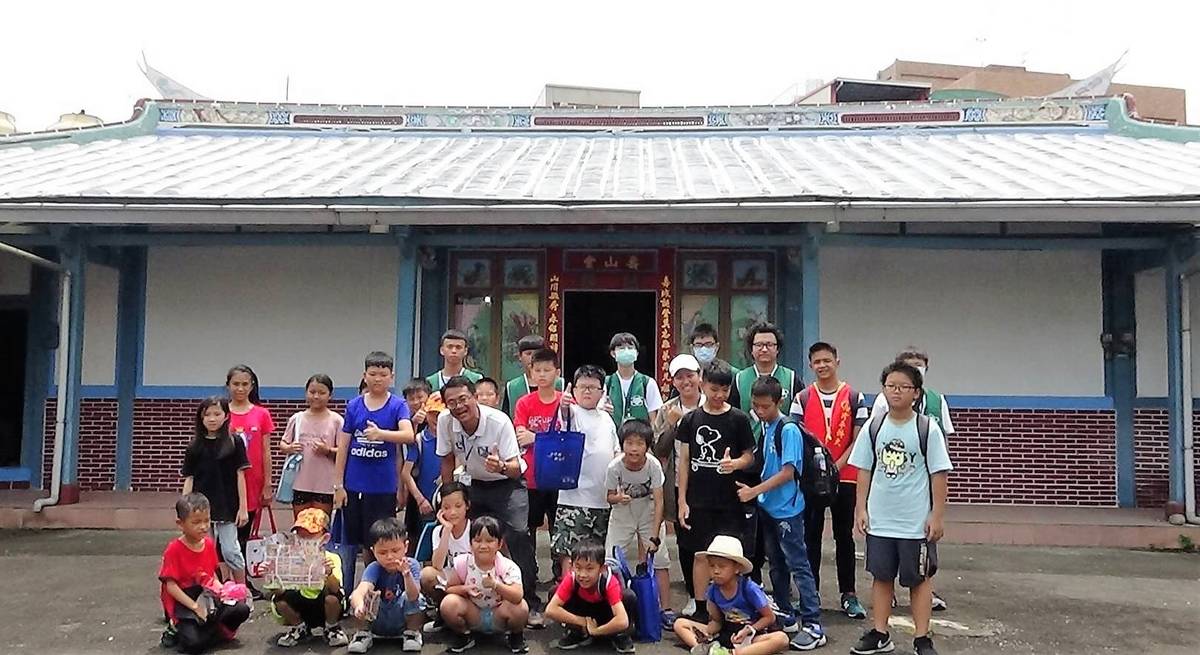 修平科技大學學生與田中高中學生一起培訓新民國小學生成為小小導覽員(圖片來源：許名勝)