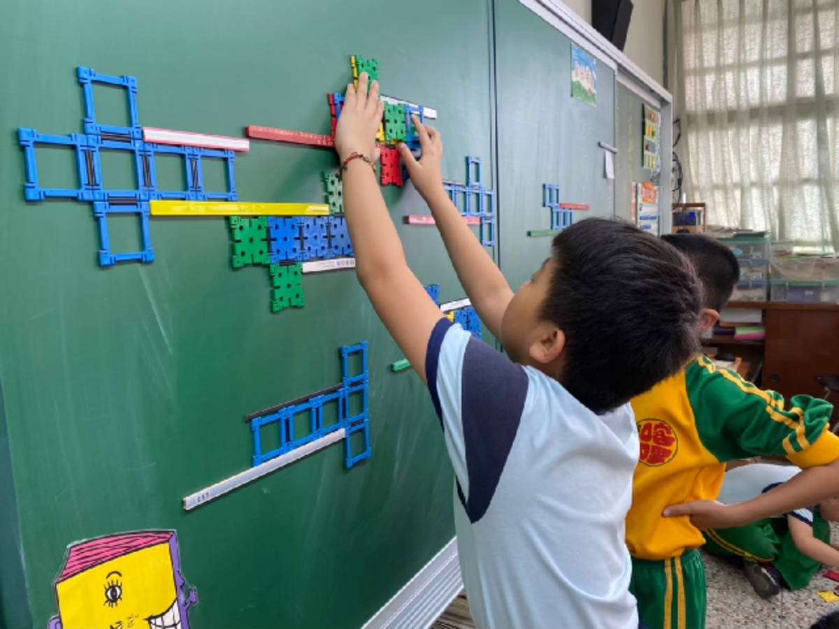 喀哩國小學生以教具輔助學習（圖片來源：臺中市教育局）