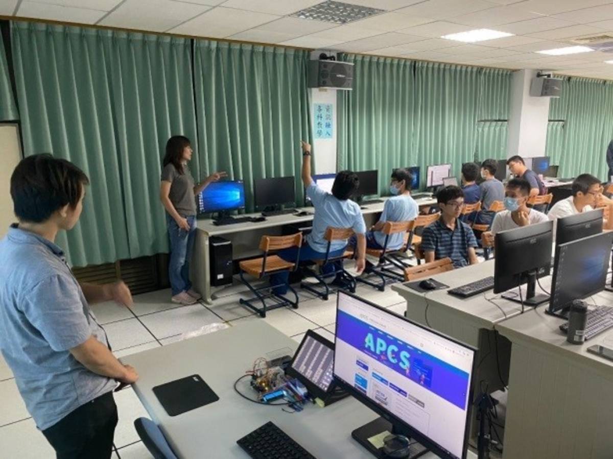 中和高中柯校長於課後與同學熱絡互動。