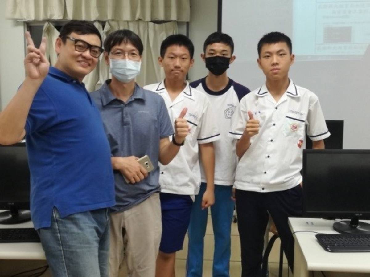 新莊國中師生參與AI營隊。