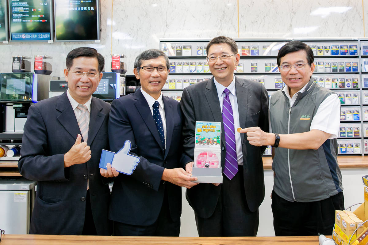 教育部潘文忠部長(左一)與貴賓們一同響應全家零錢捐活動