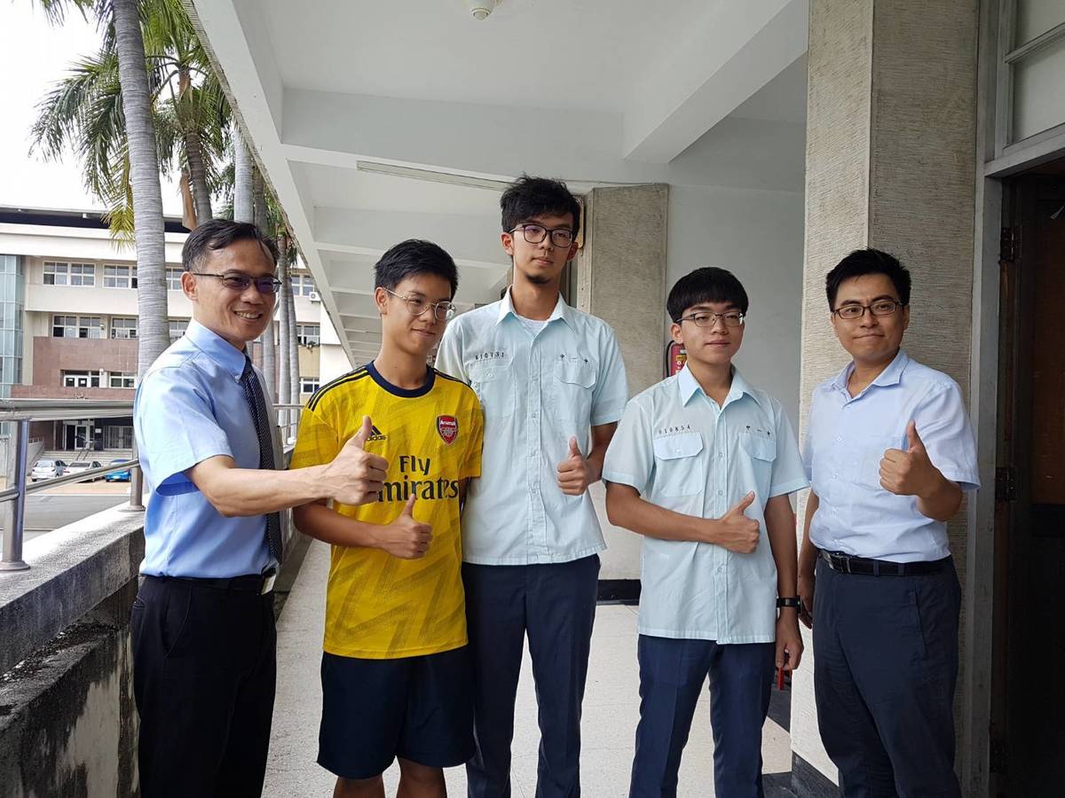 中⼀中校長林隆諺與學生主任合影