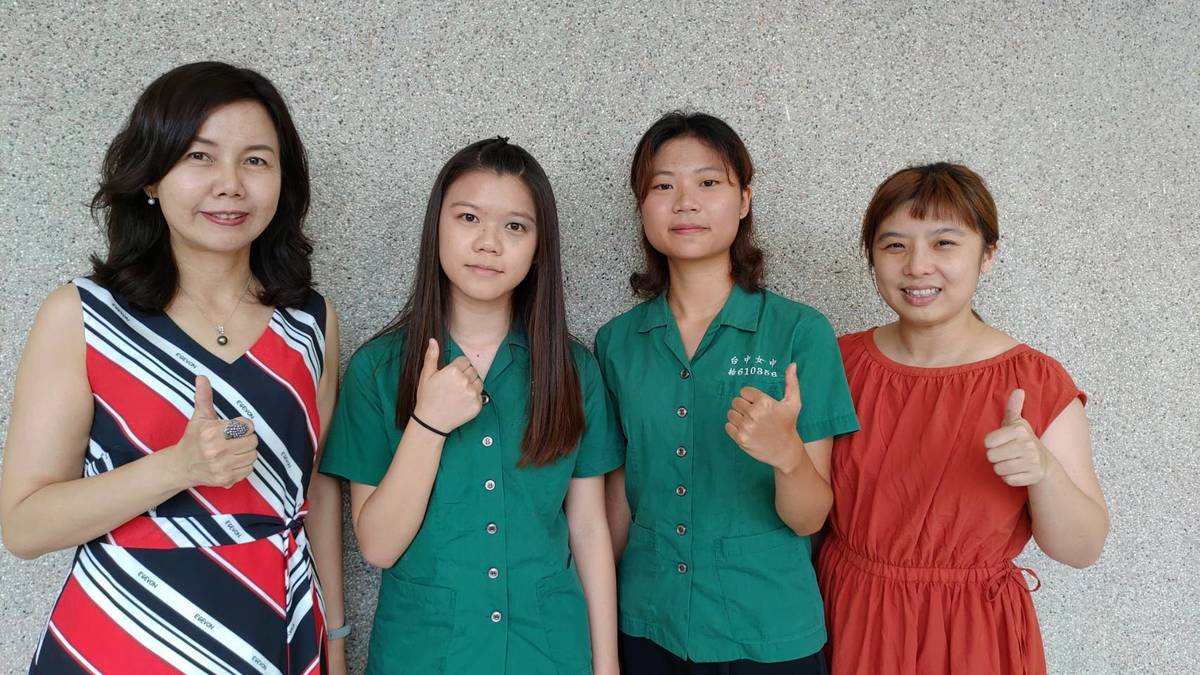 中女中校長洪幼齡與學生主任合影 