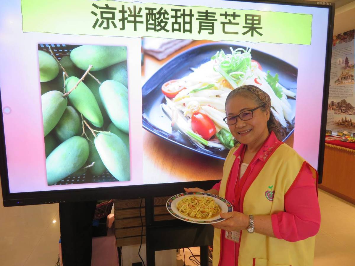 2.文山分區國際文教中心位於大豐國小，資深志工介紹涼拌青芒果，是柬埔寨民間美食.jpg