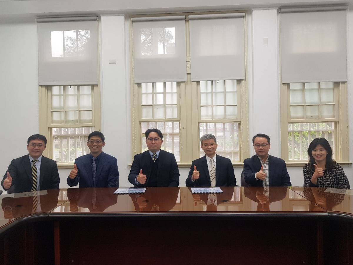 (左起)元大投信林忠義副總、臺師大印永翔副校長、元大投信劉宗聖董事長、臺師大吳正己校長、臺師大蔡蒔銓教授、臺師大賴慧文教授