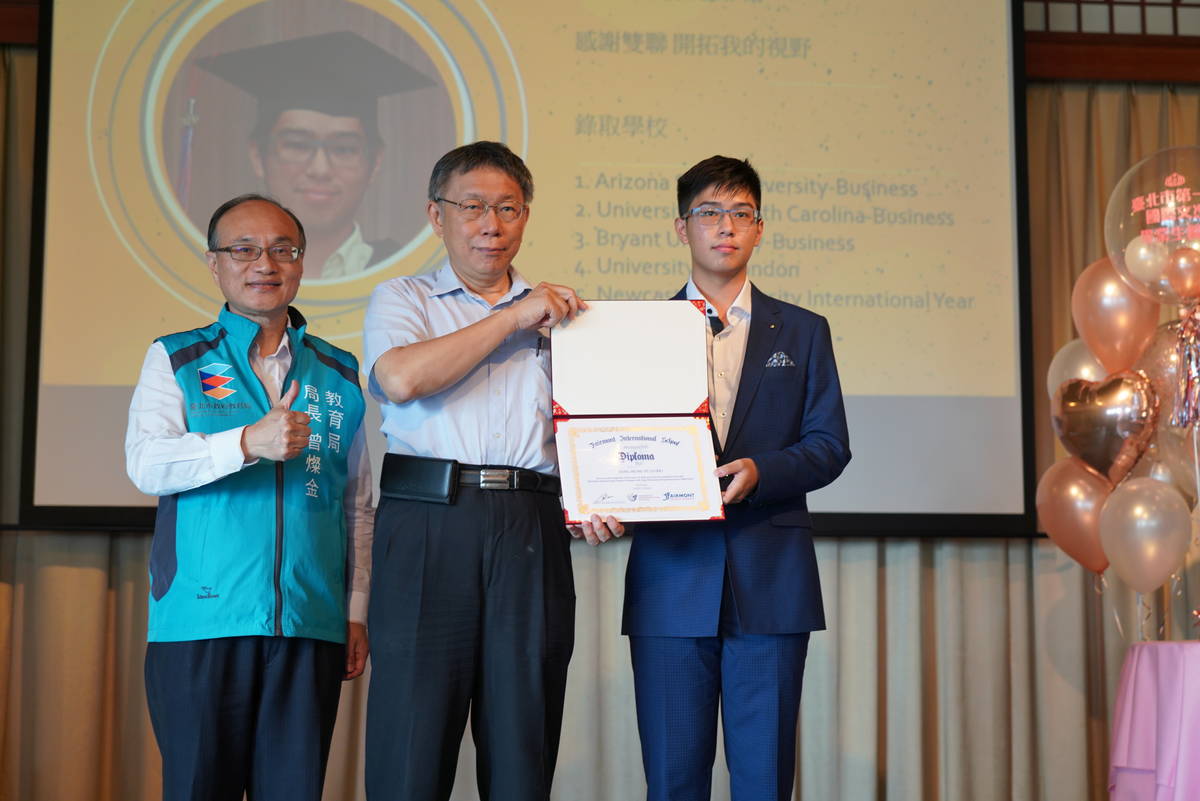 中正高中楊閎聿同學(右一)以優異的雅思成績申請到英國倫敦大學
