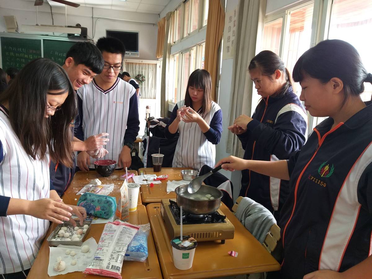 麥寮高中學生透過動手做湯圓體驗不同國家的飲食文化