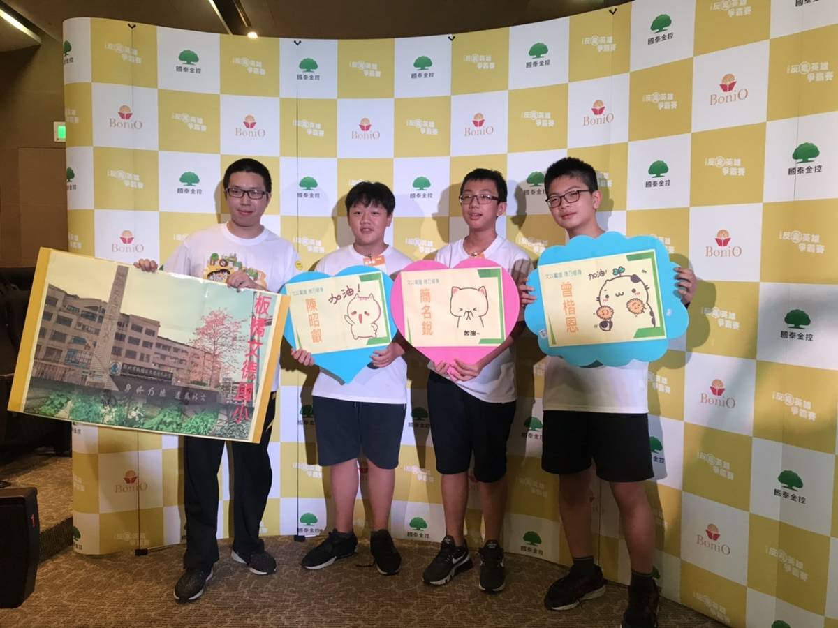 文德國小612班3位同學在林胤甫老師的帶領下，獲得六年級組全國冠軍。
