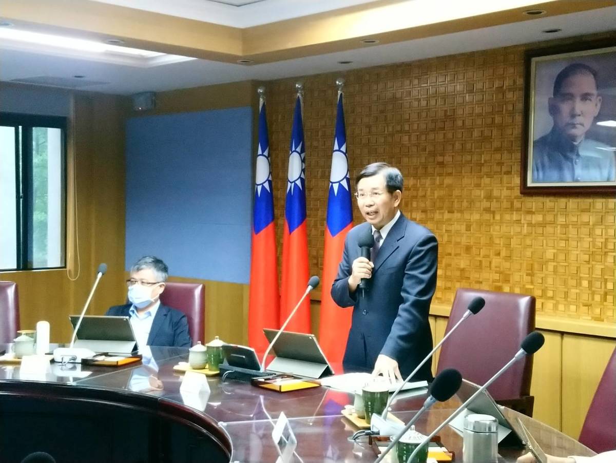 教育部部長潘文忠主持部務會報