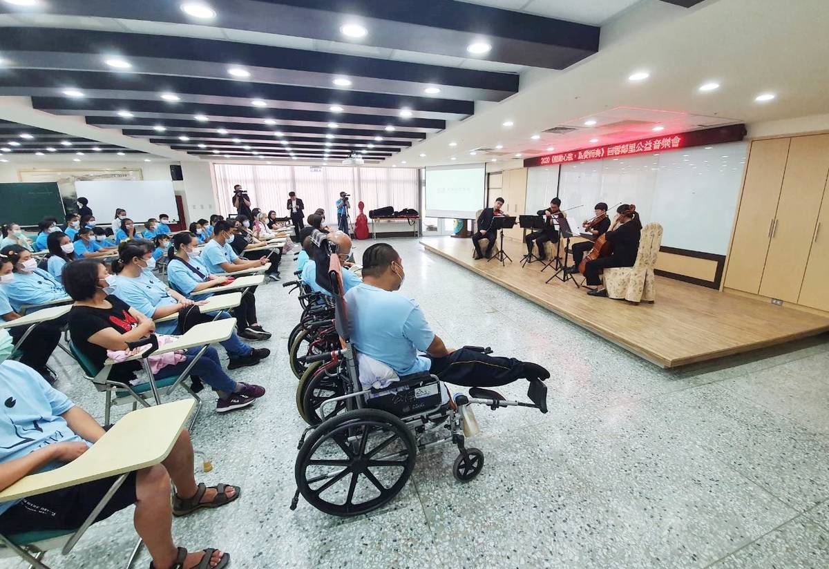 臺東回響樂團今(12)日在臺東縣議會禮堂舉辦鄰里公益音樂會，邀請臺東縣智障者家長協會等社福團體共襄盛舉。