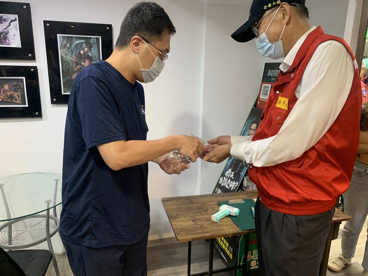 補習班從8月1號開始須配戴口罩、量體溫、實名制、做好環境消毒作業。
