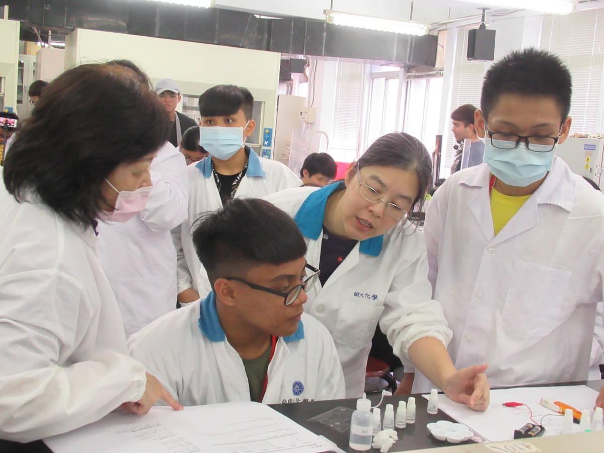 學生透過動手做體驗化學實驗的樂趣
