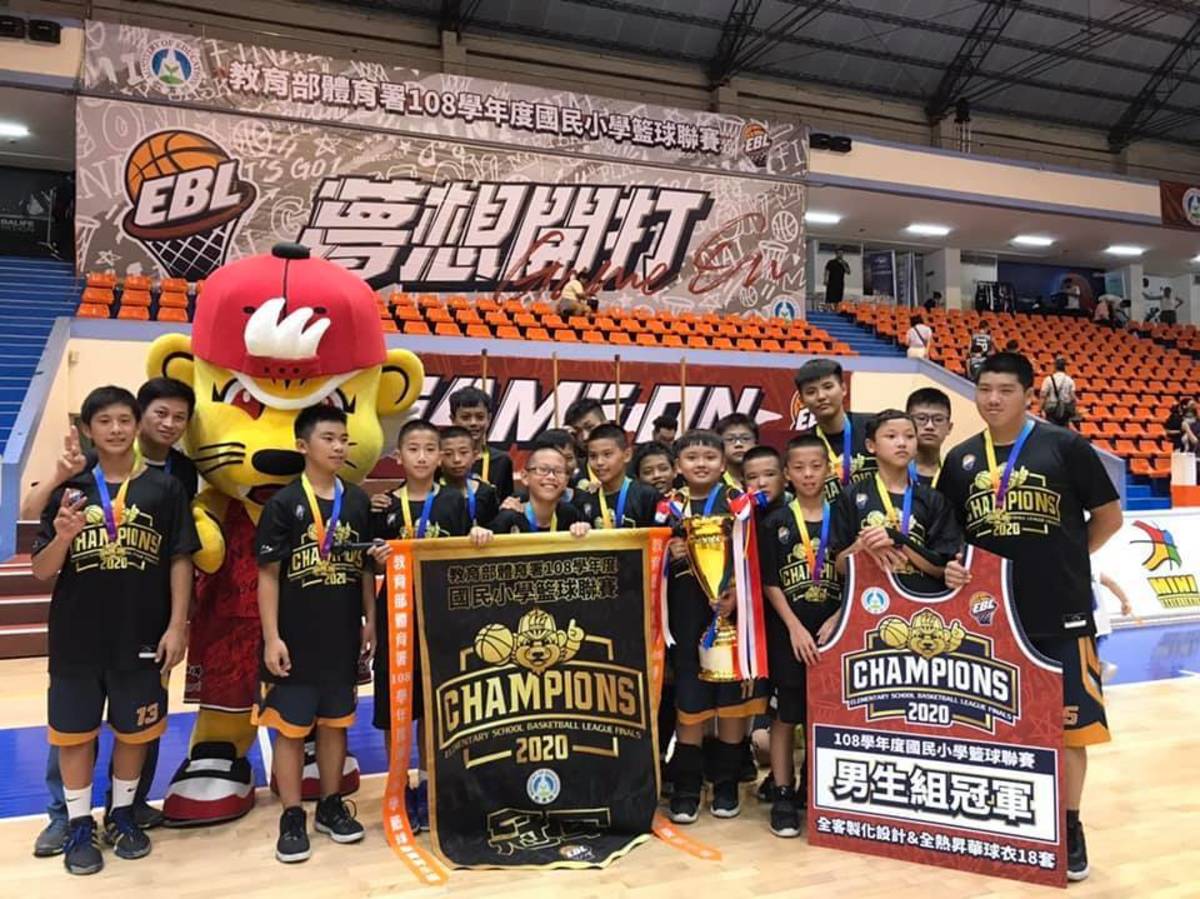新北五股國小男籃隊以快意八連勝奪冠，成功拿下隊史上首座EBL聯賽冠軍。