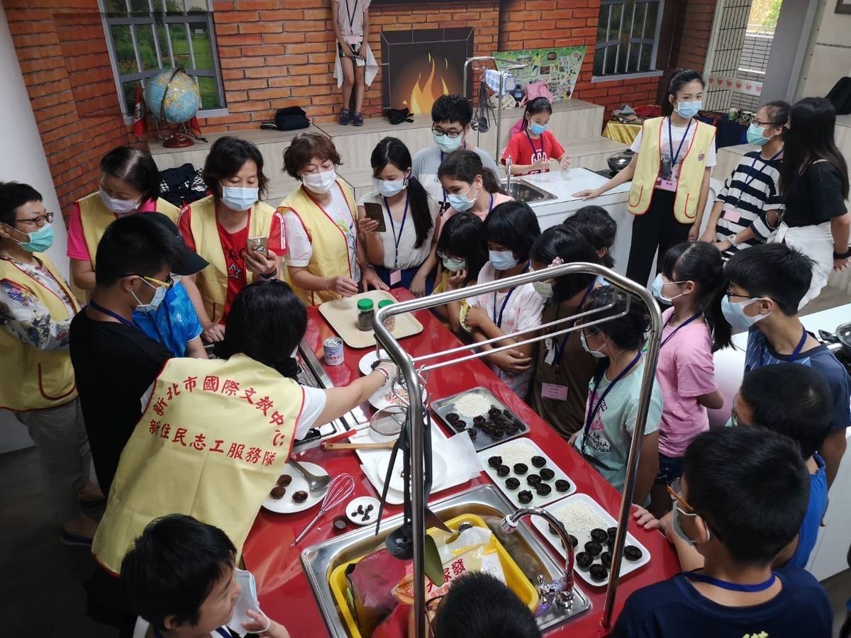 新北市雙和分區國際文教中心位於積穗國小，除展出「前進中南美洲大冒險」文物外，也有中南美風味的巧克力教學。