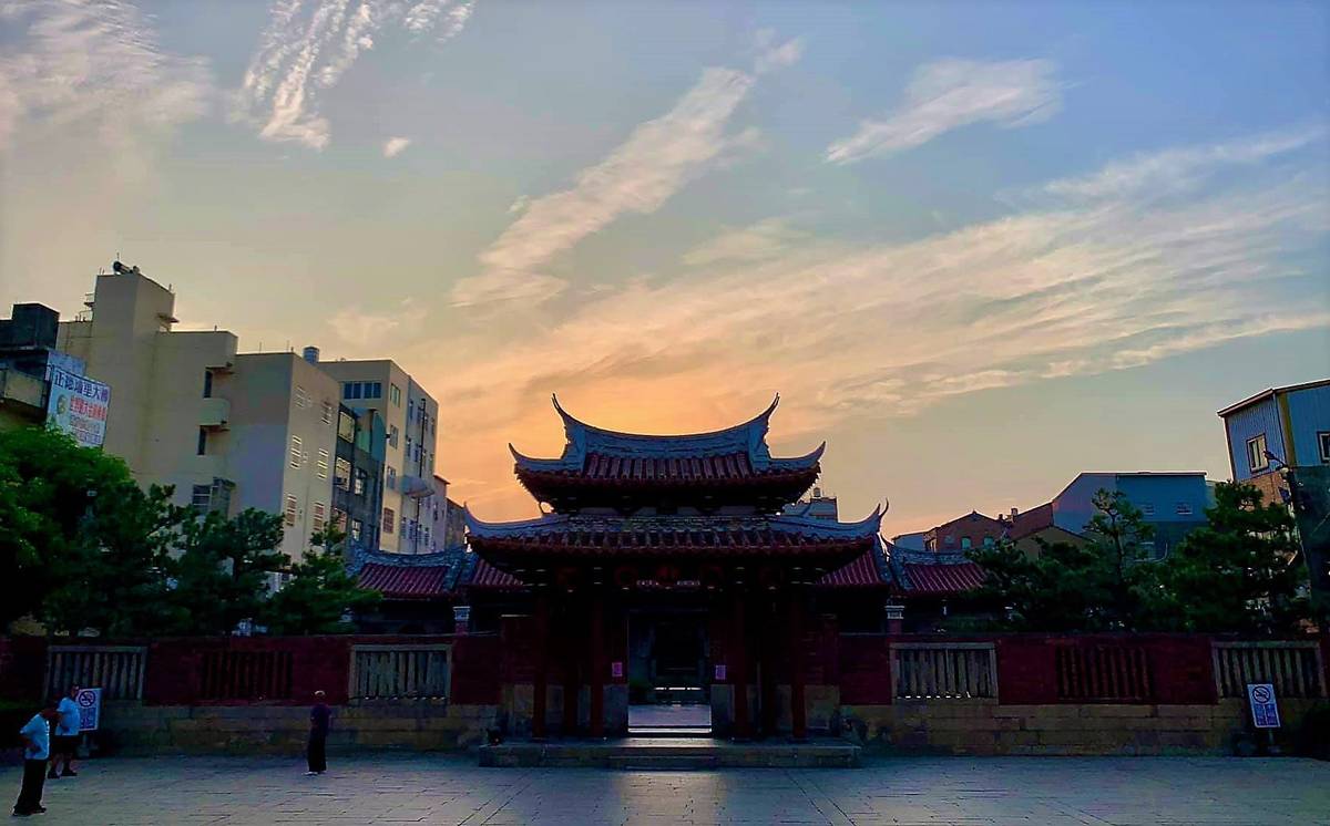 鹿港龍山寺在清晨、白天或晚間各有不同的美