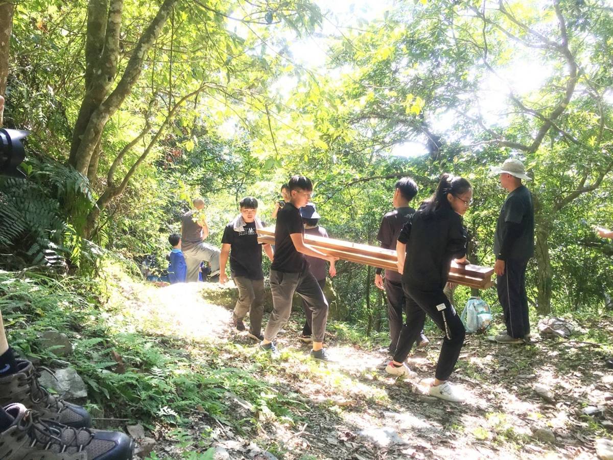 臺東縣文化處與臺灣義築協會合作，重建臺東縣定巴蘭考古遺址觀景涼亭，日前召集志工合力將物資及建材搬運上山。